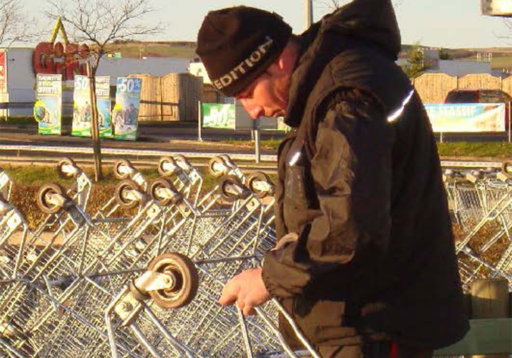 Rangée de chariots alignés après maintenance