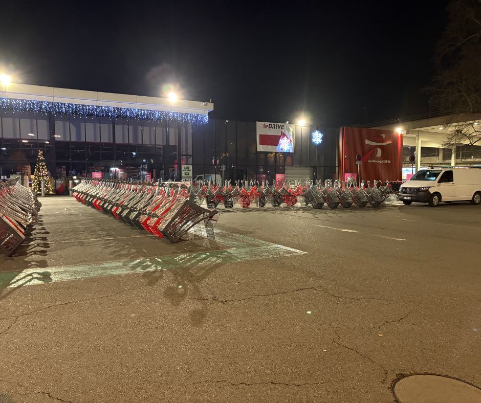 Rangée de chariots alignés après maintenance
