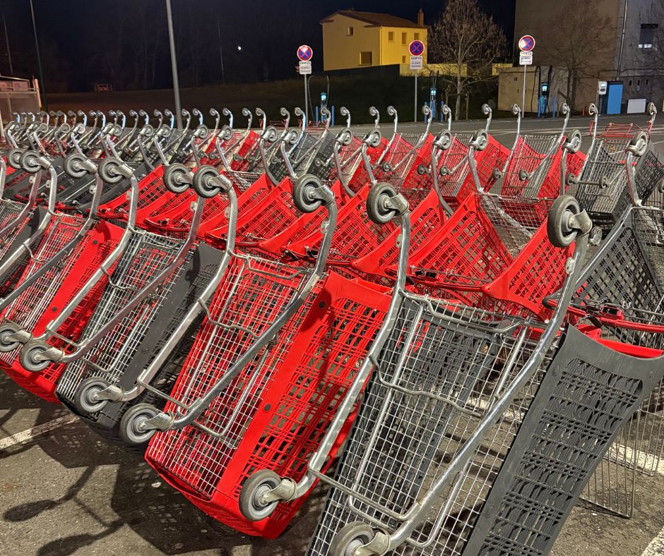 Détail des roulettes de chariots réparés et nettoyés